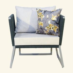 Poltrona Luana com estrutura de alumínio e revestida com Corda Náutica.